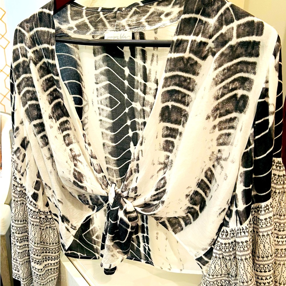 Cropped black and white tie-up top. Size S